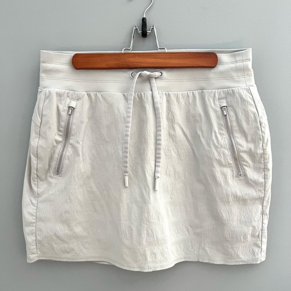 ATHLETA Trekkie Gray Skort. NWOT. Size 8 (Medium).